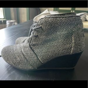 Size 7 Tom’s tweed wedges